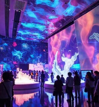 Un museo futurista cautiva con hologramas