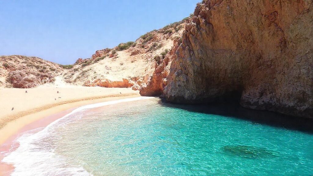 Una playa tranquila y soleada