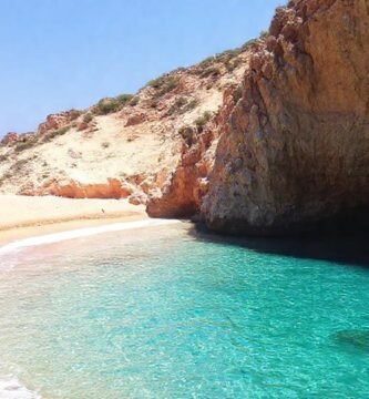 Una playa tranquila y soleada