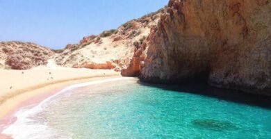 Una playa tranquila y soleada