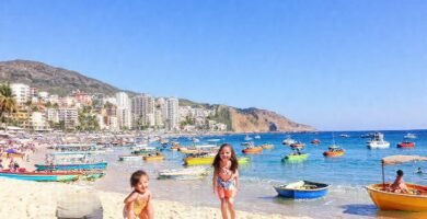 Una ciudad costera soleada ofrece alegría