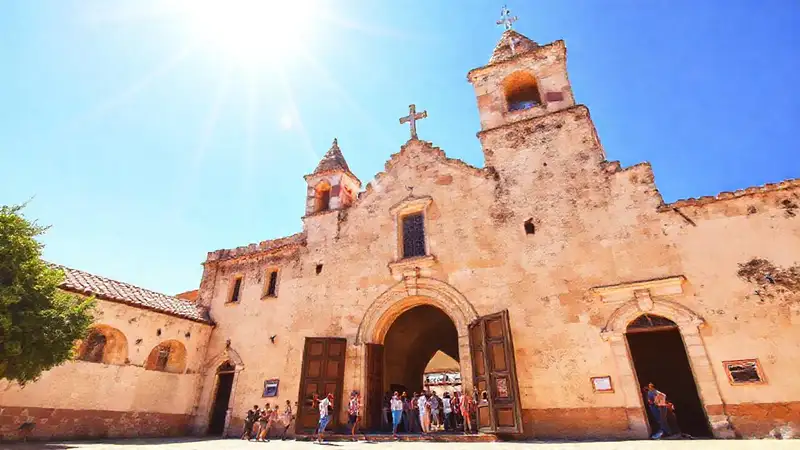 El monasterio soleado recibió gente alegre