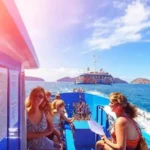 Ferry azul a islas soleadas