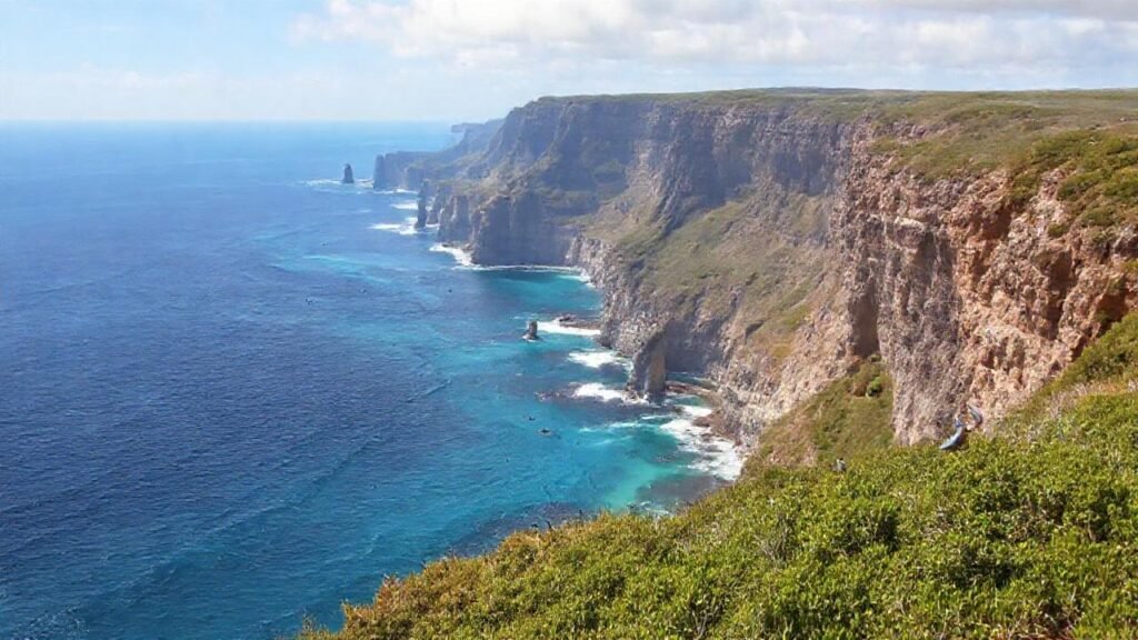 Costa dramática y azul