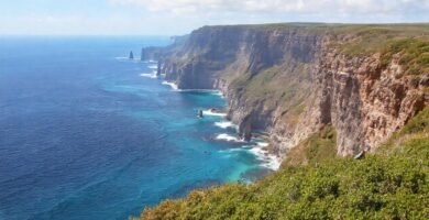 Costa dramática y azul