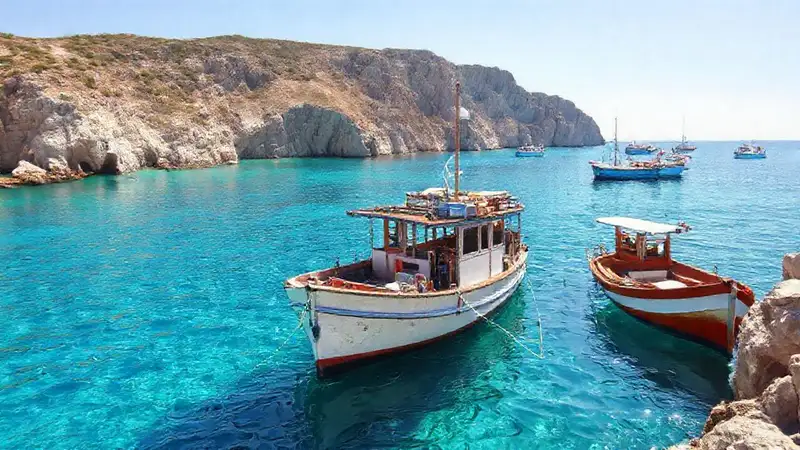 Costa encantadora con mar azul